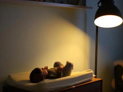 Tác hại giật mình của đèn ngủ với trẻ sơ sinh - 1