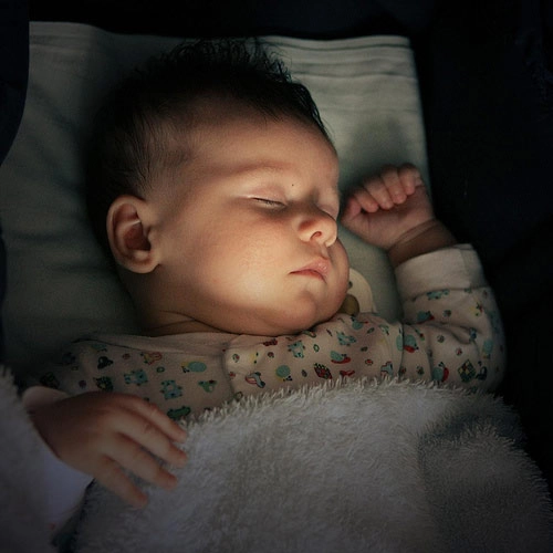 Tác hại giật mình của đèn ngủ với trẻ sơ sinh - 2