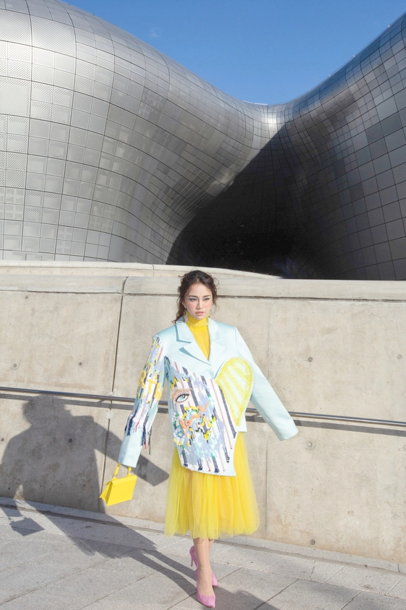 Thiên nga the face xuất hiện lộng lẫy đầy màu sắc tại seoul fashion week được xướng danh trên instagram của vogue - 3