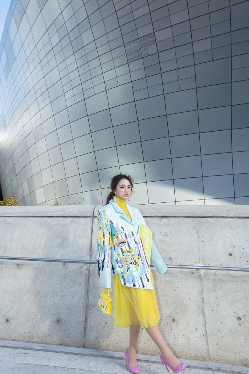 Thiên nga the face xuất hiện lộng lẫy đầy màu sắc tại seoul fashion week được xướng danh trên instagram của vogue - 4