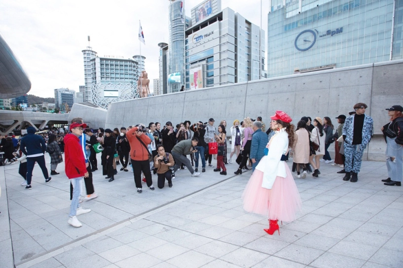Thiên nga the face xuất hiện lộng lẫy đầy màu sắc tại seoul fashion week được xướng danh trên instagram của vogue - 5