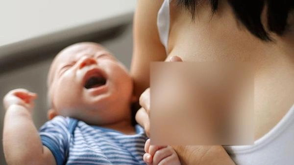 Trẻ sơ sinh lười bú chậm tăng cân mẹ phải làm sao - 1