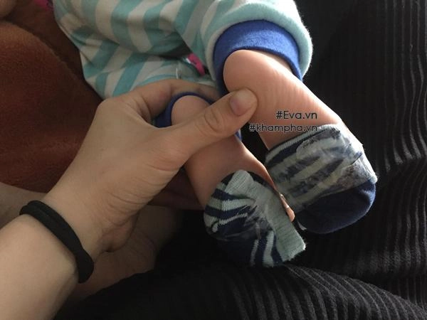 Uống nước lá hẹ đắp chân bằng hành tăm mẹ thái nguyên trị ho hiệu quả cho con 8 tháng - 4