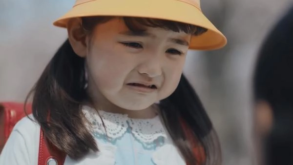 Video bé gái mếu khóc trong lần đầu tự đi học một mình hút gần 2 triệu lượt xem - 1
