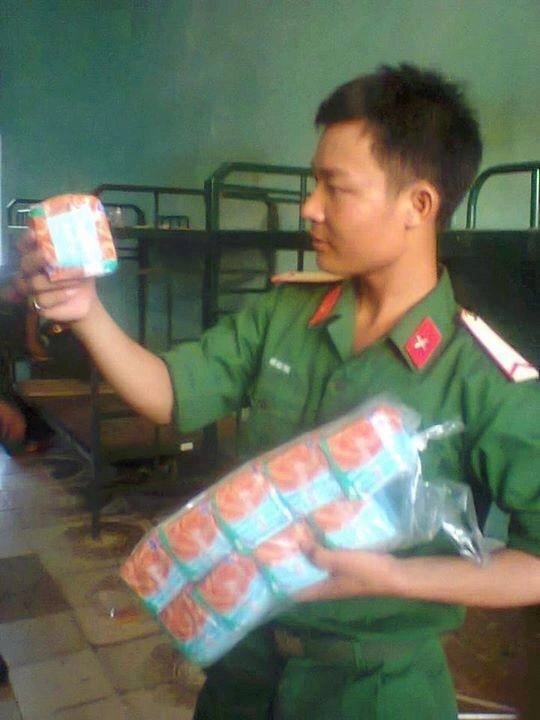 Cộng đồng mạng thế giới ca ngợi mẹo dùng băng vệ sinh lót đế giày của bộ đội việt nam - 4