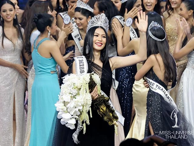 Mới đăng quang được 4 ngày hh hoàn vũ 2018 đã để lộ áo lót phản cảm - 11