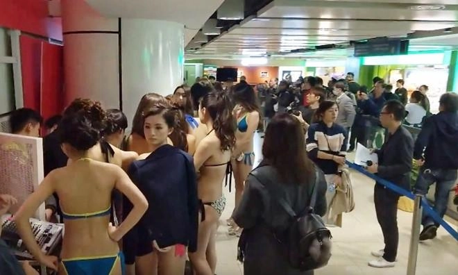 Mặc trời đổ tuyết thí sinh hoa khôi ở đất nước tỷ dân phải trình diễn bikini lộ thân thể - 2