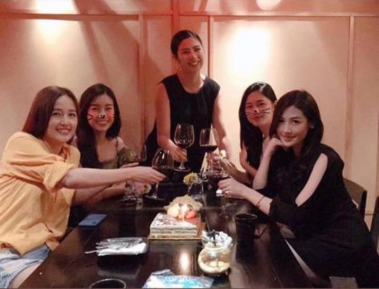 Phát hiện hội bạn thân toàn hoa hậu vừa xinh lại còn ăn mặc đẹp - 1