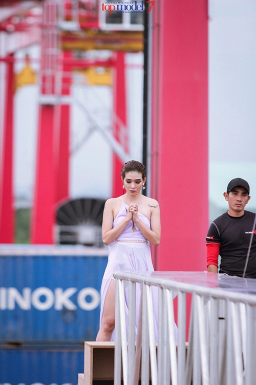 Viet nam next top model thí sinh khóc như mưa trong thách thức chụp ảnh trên không - 1