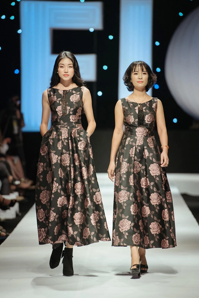 Bất ngờ khách hàng bước lên sàn catwalk show 10 năm fiona - 7