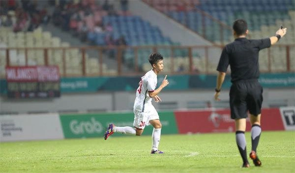 Đôi giày cũ rích rách tươm cũng không thể cản chân phan văn đức ghi bàn ở aff cup - 4