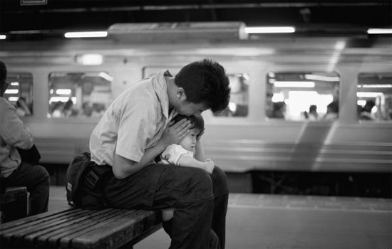 Dụng ý của người cha khi để con trai nhỏ qua đêm tại nhà ga khiến ai cũng nể phục - 2