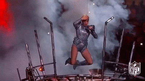 Lady gaga đốt cháy sân khấu super bowl với thiết kế của versace - 4