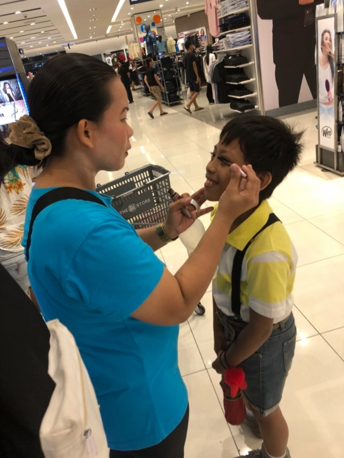 Mẹ đưa con trai đồng tính đi mua mỹ phẩm trang điểm cho con giữa trung tâm mua sắm khiến cộng đồng mạng xúc động - 2