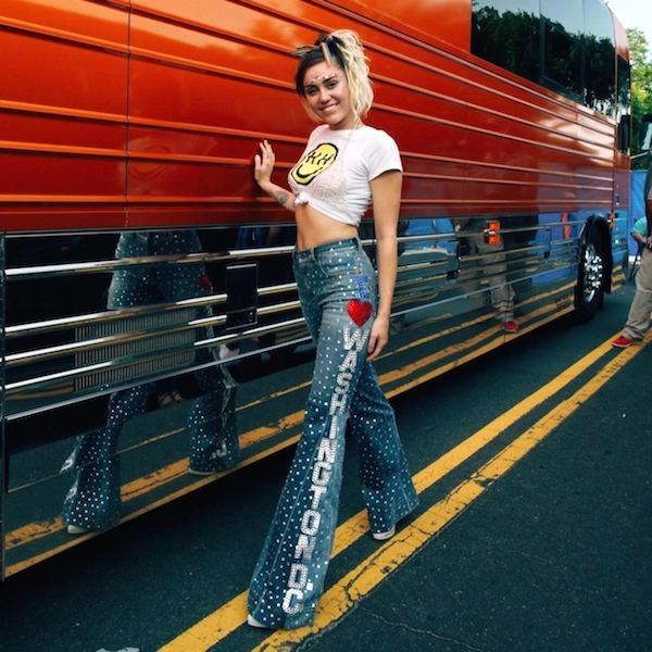 Miley cyrus khoe bst giày converse lục sắc cho tháng tự hào của cộng đồng lgbt - 11