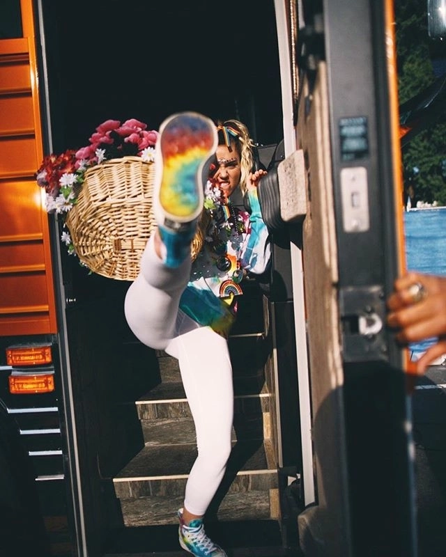 Miley cyrus khoe bst giày converse lục sắc cho tháng tự hào của cộng đồng lgbt - 12