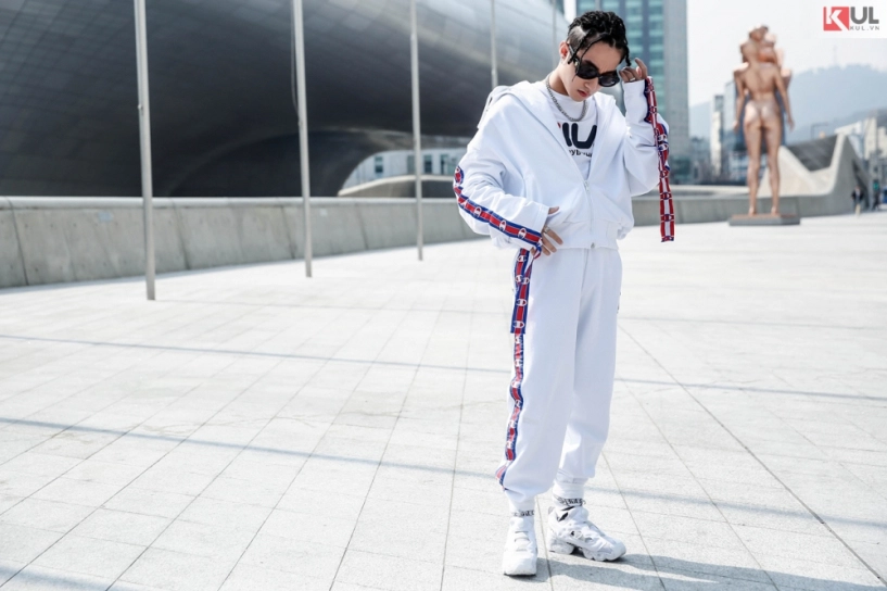 Seoul fashion week 2017 sơn tùng m-tp tết tóc và diện cả cây hiphop nổi bần bật - 1