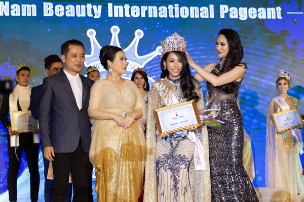 Siêu mẫu trương hằng bất ngờ đăng quang ms vietnam beauty international pageant 2018 - 1