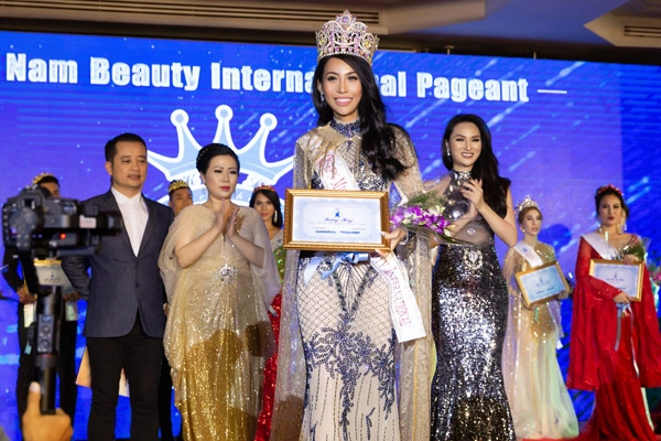 Siêu mẫu trương hằng bất ngờ đăng quang ms vietnam beauty international pageant 2018 - 2