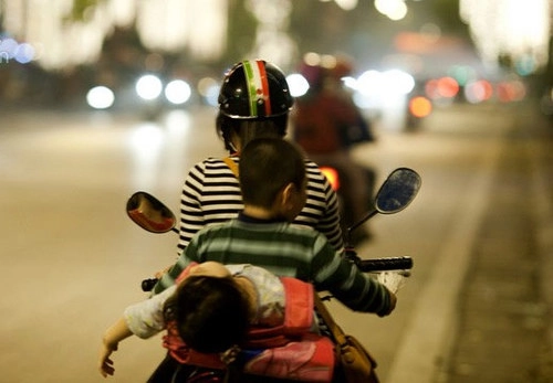  tai nạn thường gặp khi chở trẻ bằng xe máy - 1