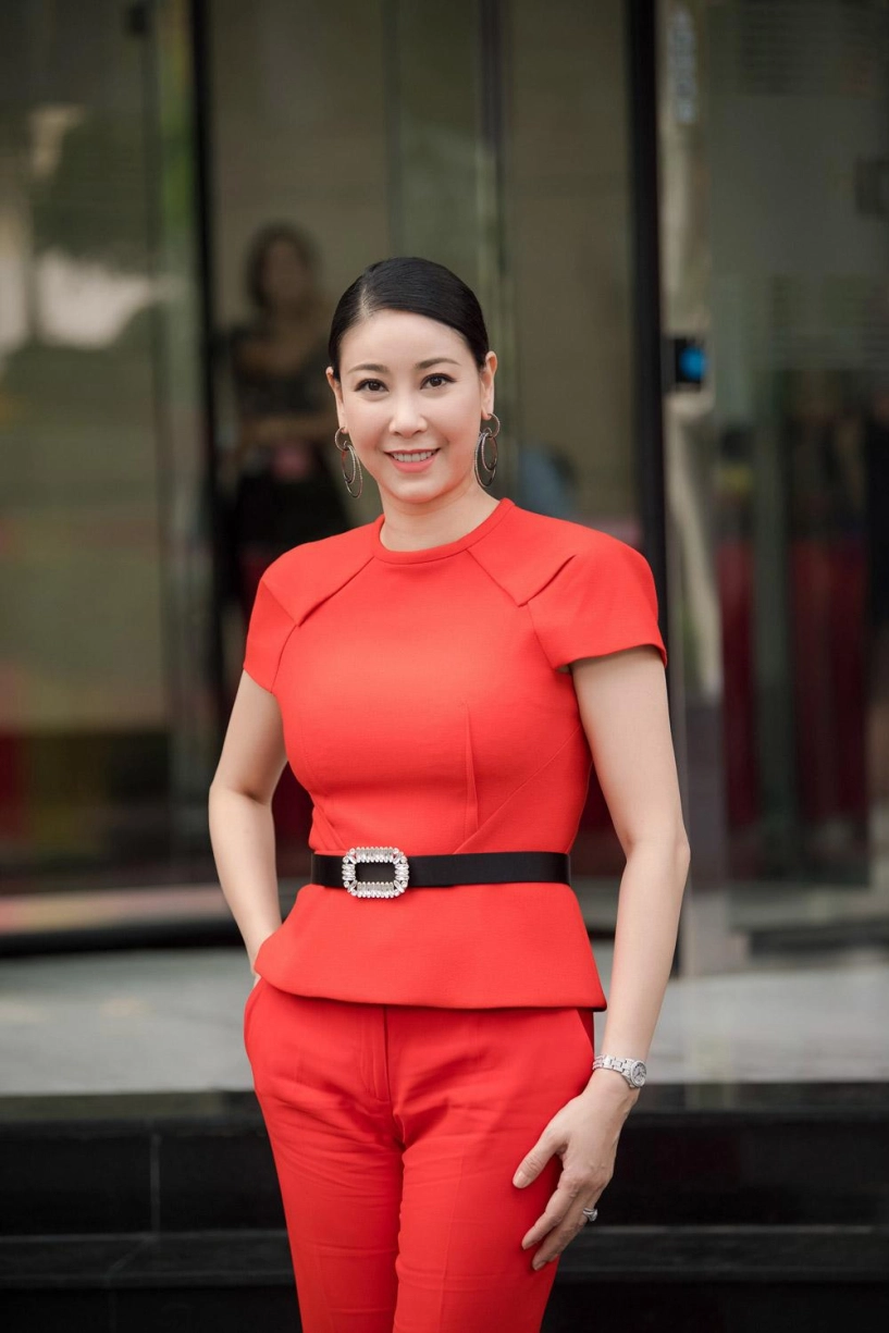 Thí sinh hoa hậu việt nam 2018 diện váy chống nắng đi xe ôm đến ứng tuyển - 1