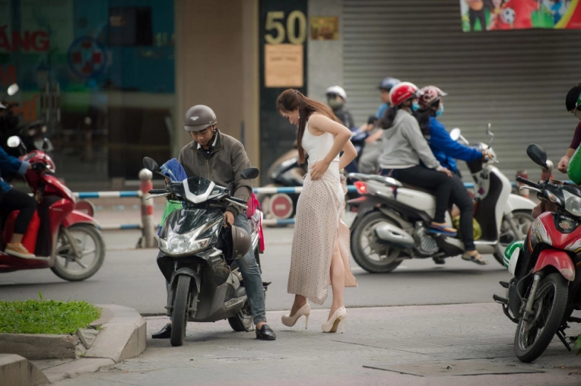 Thí sinh hoa hậu việt nam 2018 diện váy chống nắng đi xe ôm đến ứng tuyển - 5