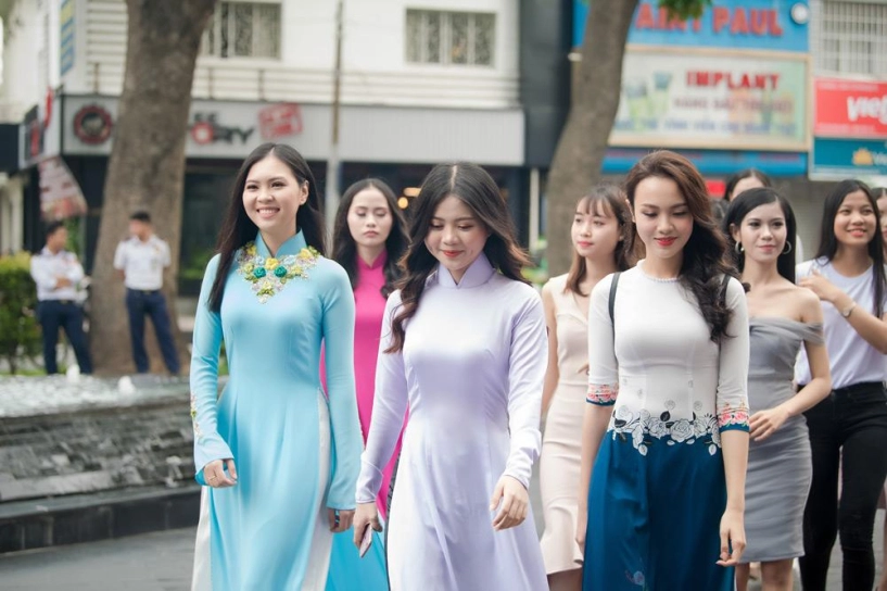 Thí sinh hoa hậu việt nam 2018 diện váy chống nắng đi xe ôm đến ứng tuyển - 6