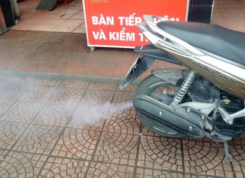  xe máy phụt khói trắng - hiện tượng nguy hiểm - 1