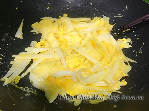 Đơn giản với củ cải trắng xào trứng thơm ngon - 6