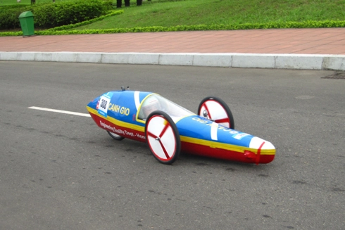  sinh viên việt nam chế tạo xe chạy 621 km với một lít xăng - 2