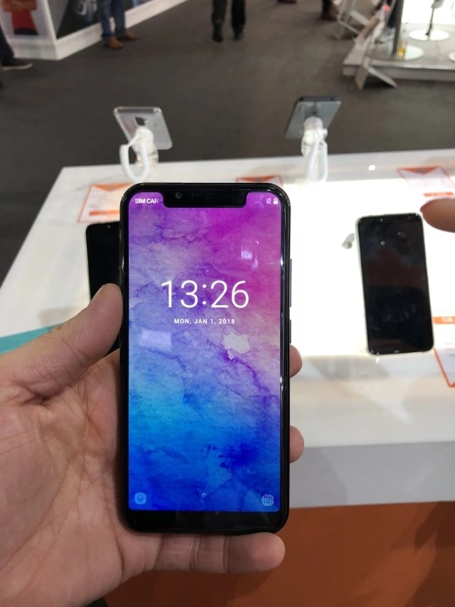 Các hãng làm điện thoại đua nhau nhái phần tệ nhất của iphone x - 1