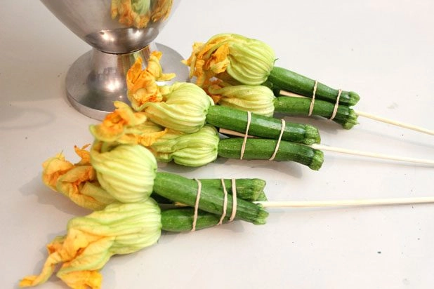 Cắm bình hoa từ bắp cải đậu đũa đơn giản mà độc đáo - 8