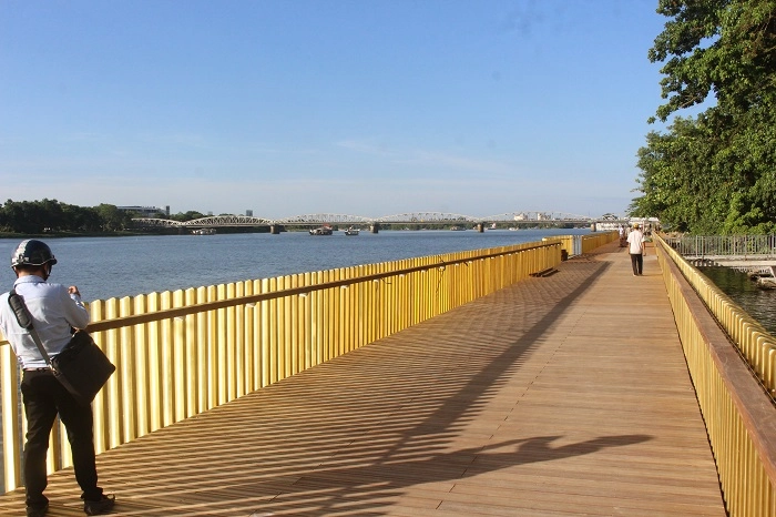 Cây cầu đi bộ gỗ lim dát 7 tấn đồng gần 64 tỷ bên bờ sông hương tại huế đang hot rần rần dù chưa hoạt động - 1