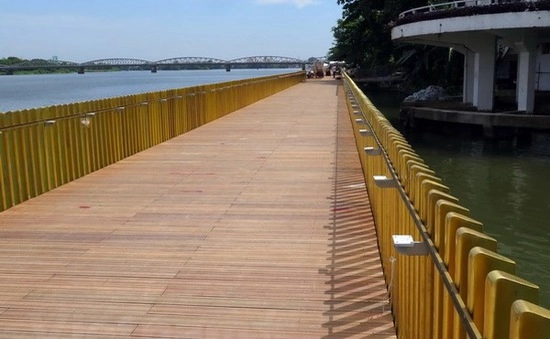 Cây cầu đi bộ gỗ lim dát 7 tấn đồng gần 64 tỷ bên bờ sông hương tại huế đang hot rần rần dù chưa hoạt động - 2