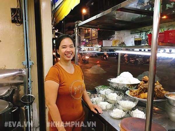 Hàng bún bò có giò heo khổng lồ thuộc tứ đại lâu đời quán trên đường võ văn tần - 2