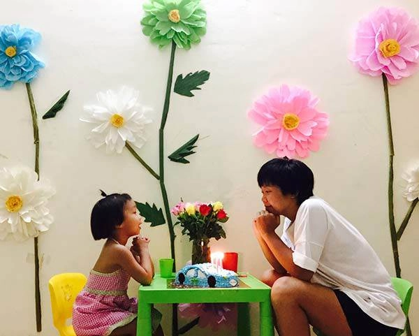 Mẹ đơn thân mê phượt tỉ mẩn trang trí căn phòng với những bông hoa khổng lồ tặng con gái - 1