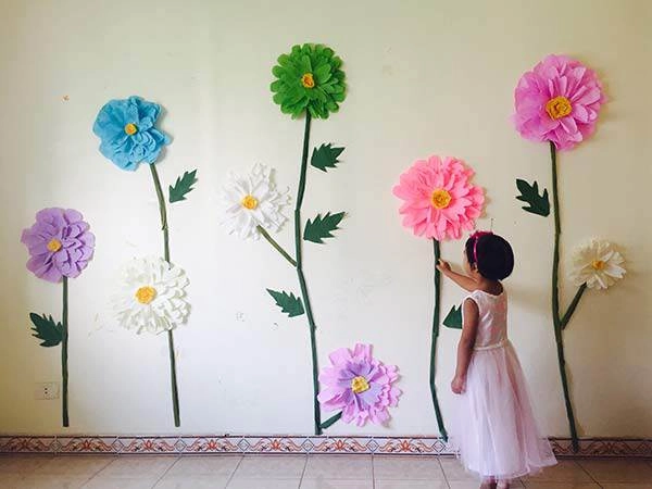 Mẹ đơn thân mê phượt tỉ mẩn trang trí căn phòng với những bông hoa khổng lồ tặng con gái - 3