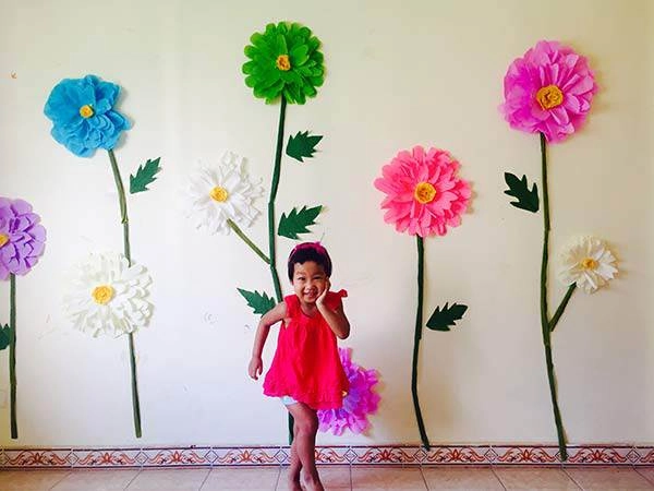 Mẹ đơn thân mê phượt tỉ mẩn trang trí căn phòng với những bông hoa khổng lồ tặng con gái - 4