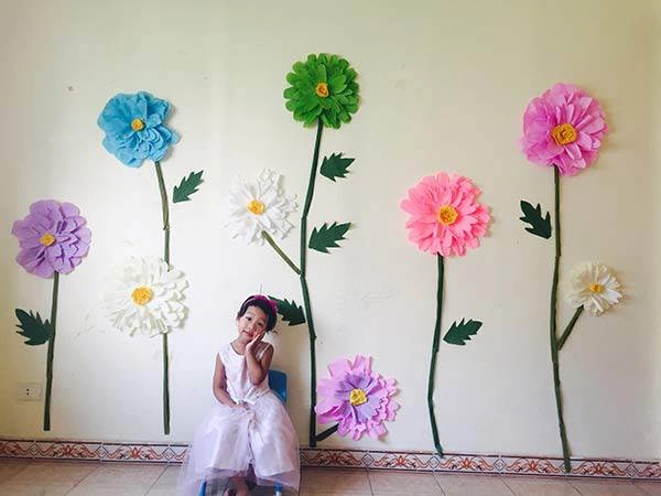 Mẹ đơn thân mê phượt tỉ mẩn trang trí căn phòng với những bông hoa khổng lồ tặng con gái - 5