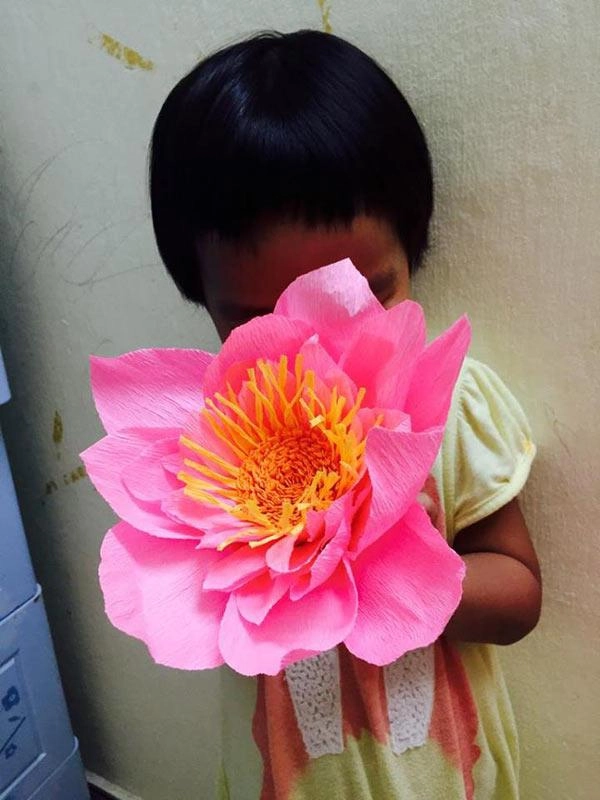 Mẹ đơn thân mê phượt tỉ mẩn trang trí căn phòng với những bông hoa khổng lồ tặng con gái - 7