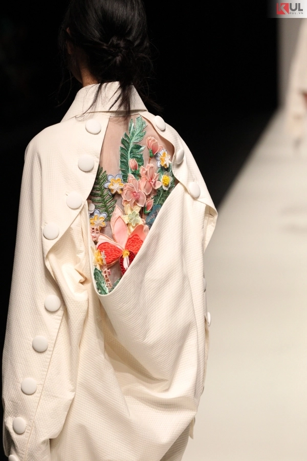 Ngắm trọn vẹn khoảnh khắc bst em hoa của ntk nguyễn công trí tại tokyo fashion week - 4