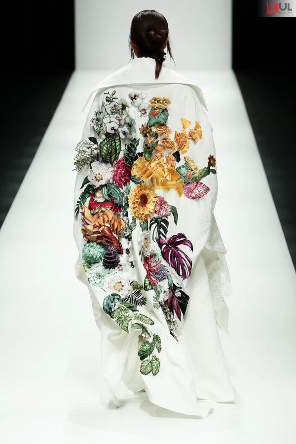 Ngắm trọn vẹn khoảnh khắc bst em hoa của ntk nguyễn công trí tại tokyo fashion week - 5