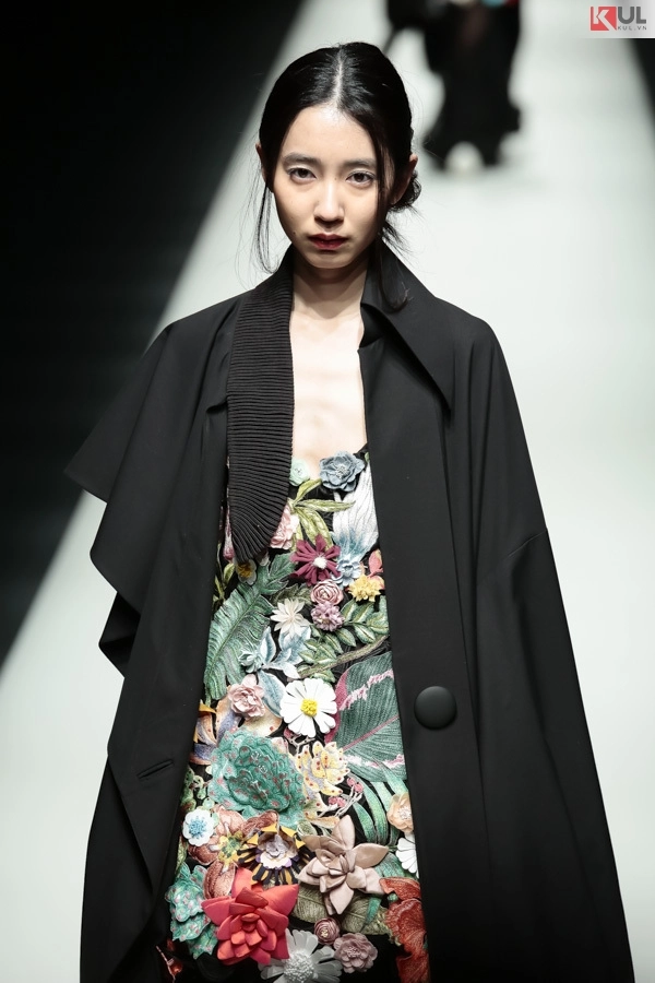 Ngắm trọn vẹn khoảnh khắc bst em hoa của ntk nguyễn công trí tại tokyo fashion week - 14