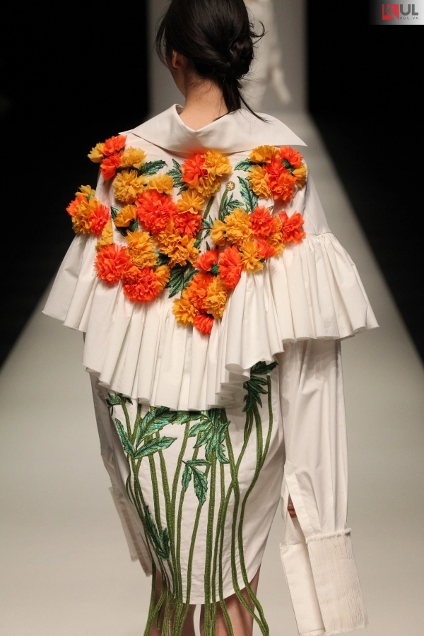 Ngắm trọn vẹn khoảnh khắc bst em hoa của ntk nguyễn công trí tại tokyo fashion week - 15