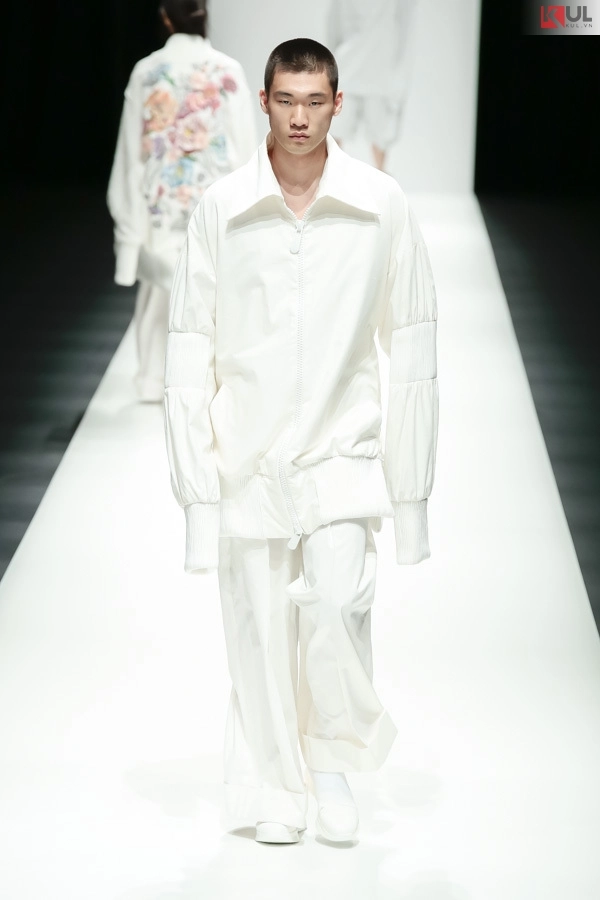 Ngắm trọn vẹn khoảnh khắc bst em hoa của ntk nguyễn công trí tại tokyo fashion week - 21