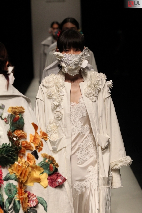 Ngắm trọn vẹn khoảnh khắc bst em hoa của ntk nguyễn công trí tại tokyo fashion week - 23