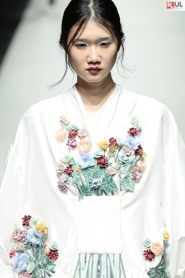 Ngắm trọn vẹn khoảnh khắc bst em hoa của ntk nguyễn công trí tại tokyo fashion week - 19