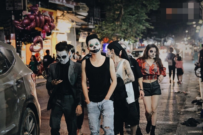 Người việt chơi halloween ma quỷ và thiên thần tràn ngập khắp các con phố - 9