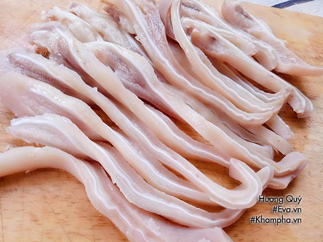 Tai heo ngâm mắm chua ngọt giòn sần sật cho ông xã nhậu chơi ngày tết - 4