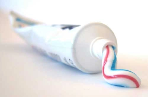Tiêu viêm giảm đau sạch bồn cầu nhờ kem đánh răng - 1